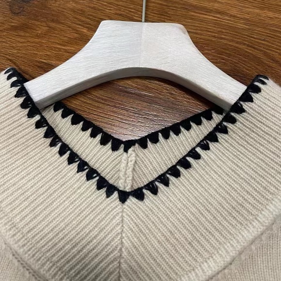 S MaxMara 100% cashmere V-neck sweater - Picture 2 of 10